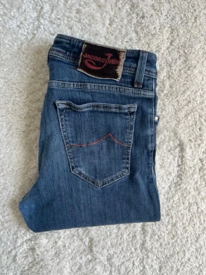 Jacob cohen jeans  - Tja! Säljer nu dessa riktigt snygga och eftertraktade Jacob Cohën jeans i storlek 32. De är i den populära modellen 688 och sitter otroligt snyggt! Gylfknappen längst ner saknas, men syns inte vid användning och påverkar ingenting. Hör av dig om du undrar något!
