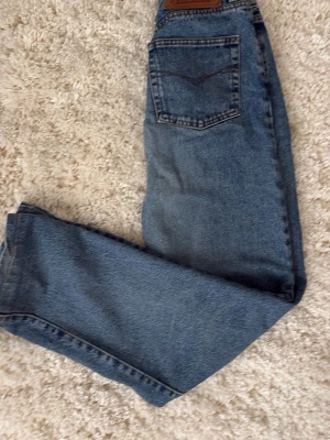 Blå raka jeans från Davy's - Klassiska blå jeans från Davy's Jeanswear med rak passform och femficksmodell. Ger en  vintagekänsla! Jeansen är storlek 170cm och innerbenslängden är 74cm. 