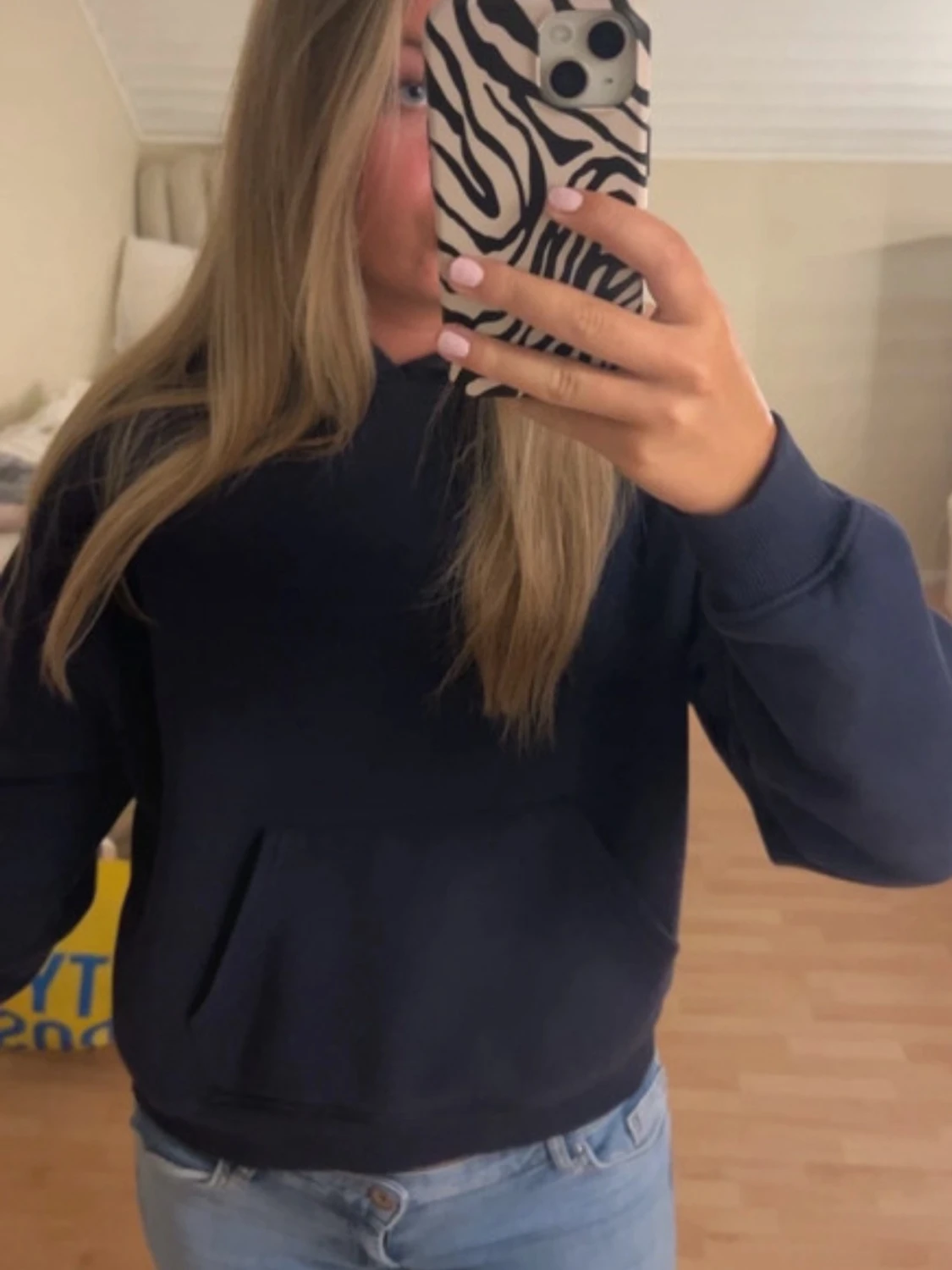 Mörkblå hoodie med huva