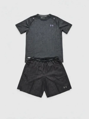 Svart träningsset från Under Armour - Snyggt svart träningsset från Under Armour med t-shirt och shorts. Båda plaggen har diskret mönster och logga på bröstet och benet. Tillverkade i ett lätt och snabbtorkande material som passar perfekt för träning och sport.
