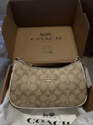 Coach Signature Shoulder Bag Beige/Vit - Aldrig använt, helt ny med vit axelrem och handtag!