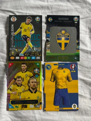 Samlarkort Sverige fotboll EM - Fyra samlarkort med motiv från Sveriges herrlandslag i fotboll, inklusive spelare, lagets emblem och matchställ. Korten har färgstarka tryck i gult, blått och svart och visar bland annat Kristoffer Olsson, lagets logga och matchtröja.