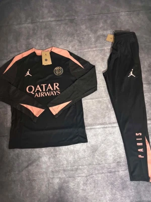 Psg set  - Psg set  ⚽ Storlek: S 🆕 Helt ny med tag kvar Packeteras ordentligt inför leverans 📦