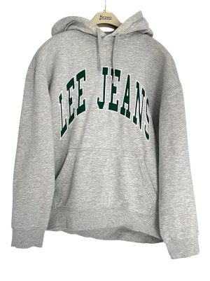 Lee hoodie - Tvär fet Lee hoodie. Bra skick! Postar fort!