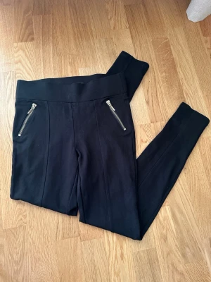 Nya svarta leggins  - Lite tjockare leggins med snygga detaljer, oanvänd 