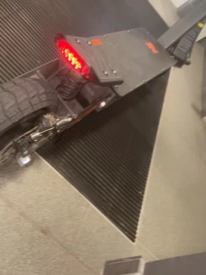 Kukirin G2  - PRISS KAN DISKUTERAS!!En kukirin g2 till salu åkt 700km ish. Elektrisk scooter i svart med robust ram och breda däck. Utrustad med LED-bakljus och digital display på styret. Scootern har en stadig plattform och handtag i svart plast och metall. Perfekt för smidig transport i stan.