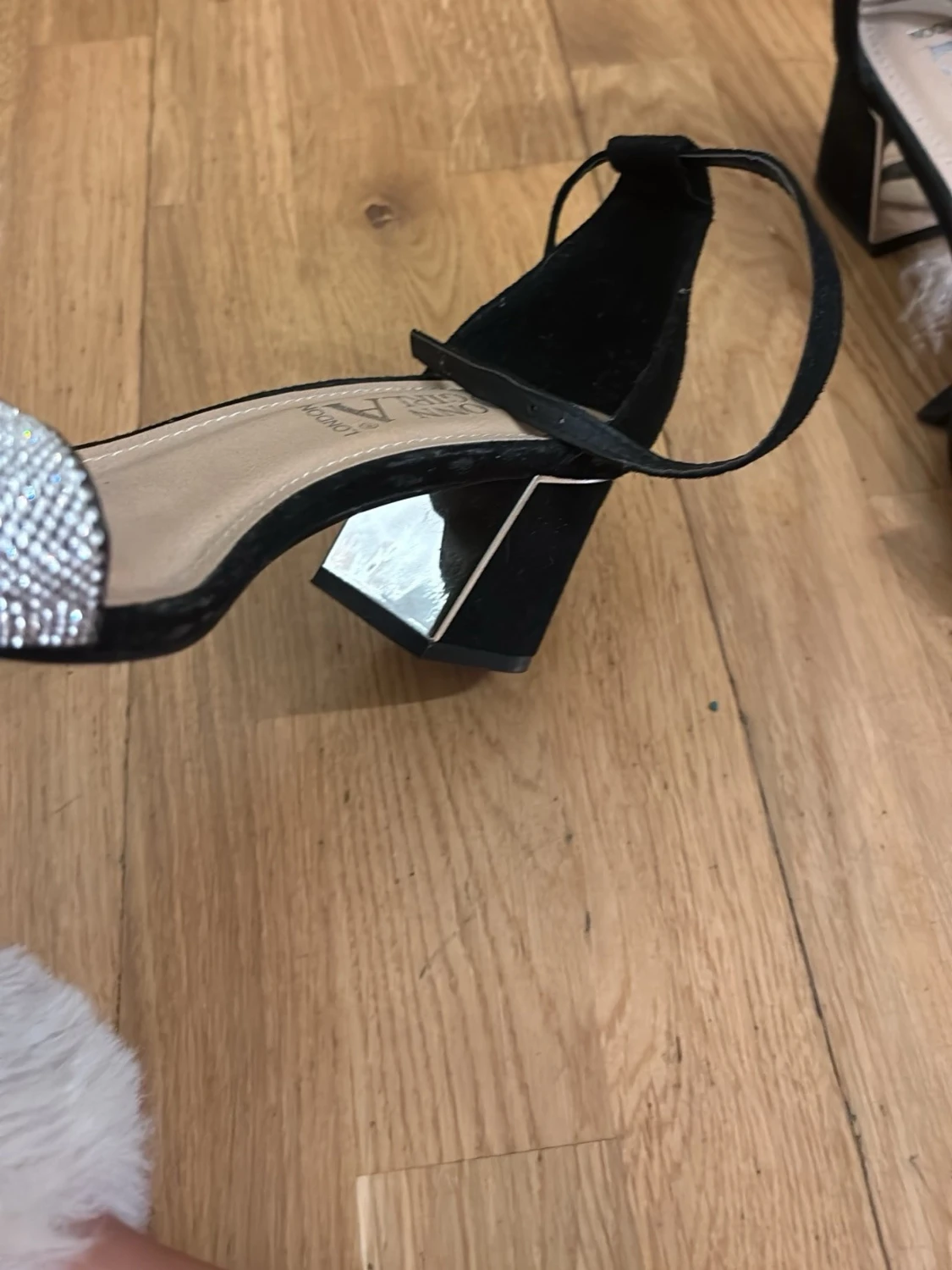 Svarta pumps med strass från Donna Girl - 2