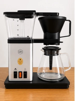 OBH Nordica kaffebryggare svart/silver - Säljer min farmors stilrena kaffebryggare från OBH Nordica i svart och silver med glaskanna och plastdetaljer. Bryggaren är i nytt skick då den endast lätt används i någon månad. 