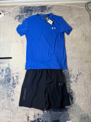 Blått under armour set - Står storlek XL men passar L.