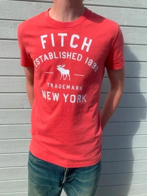 Abercrombie T-shirt - Snygg vintage t-shirt av märket Abercrombie & Fitch med deras klassiskt tryck på framsidan och en slimfit passform. Modellen är 178 cm lång och väger 65 kg.  Skriv vid frågor och funderingar!