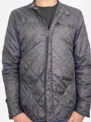 J.Lindeberg jacka  - Snygg mörkblå quiltad jacka från J.lindeberg. Ny pris runt 2500-3000kr mitt pris 499kr, jackan är skön och snygg även perfekt till våren/hösten! Jackan är i storlek S.