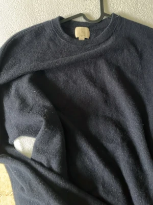 marinblå cashmere tröja  - fin cashmere tröja från H&M storlek xs men väldigt oversized. sista bilden kan ni se hålet men inget som märks. Ny pris:~1200kr 