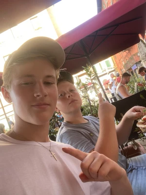En liten shouno, 11 år , 140cm med blå tröja - En liten shouno som ska bort som inte är värd så mycket i blå tröja