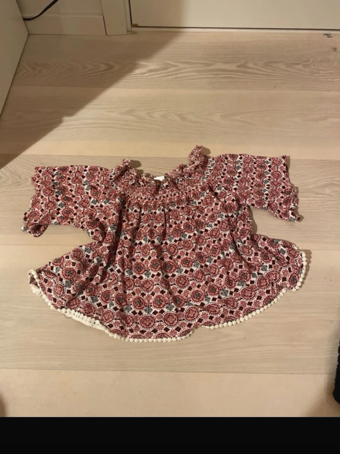Mönstrad offshoulder blus