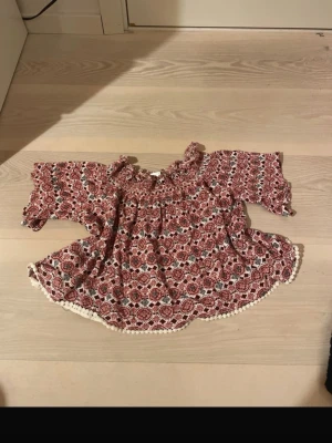 Mönstrad offshoulder blus  - Söt offshoulder blus!!
