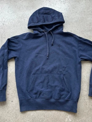 Ralph lauren hoodie  - Mycket snygg och unik  Ralph lauren hoodie. Är strl cs men är som S. Hör av dig vid frågor. 