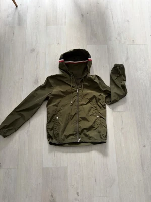 Moncler windbreaker  - Säljer nu denna feta moncler windbreaker | skick 8/10 lite skav på jackan som men inte märker (se bild) även en fick knapp som behövs sy fast | mitt pris 3299 kr men är öppen för förhandling | storlek 1 motsvarar xs/ liten s | hör gärna av dig vid minsta fundering🙌