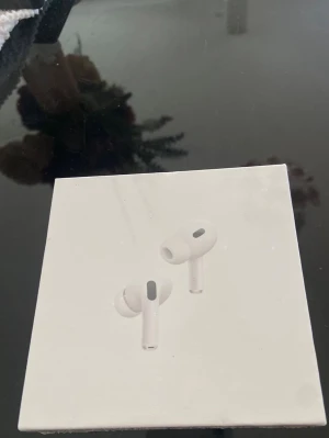 Apple AirPods Pro (USB-C) - Säljer ett par Apple AirPods Pro (USB-C) med MagSafe-laddningsetui. Trådlösa in-ear-hörlurar i vit färg med stilren och kompakt design. Perfekta för musik, samtal och träning. Levereras i originalförpackning. (Pris kan absolut diskuteras)