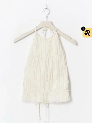 Vit ribbad linnetopp med knyt - Säljer en ljusvit linnetopp med ribbad struktur och knyt i nacken. Toppen är ärmlös och har en halterneck-modell som ger en snygg och modern look. Perfekt till sommaren och enkel att matcha med olika underdelar.