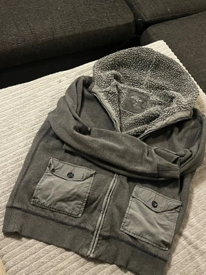 Jacka  - Fet jacka köp om du är trött på att ha fula kläder hela tiden           300kr elle bud