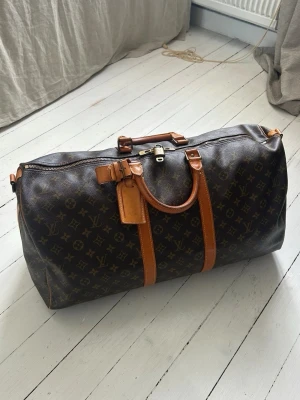 Louis Vuitton monogram keepall 55 - En mycket sparsamt, försiktigt och välvårdat använd weekend bag från Louis Vuitton. Den är i ett mycket gott skick. Allting på bilderna medföljer. 