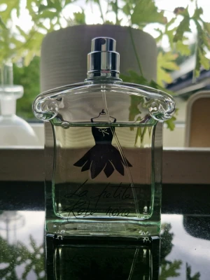 Guerlain La Petite Robe Noire Eau Fraiche 75ml - Kartong och kork finns tyvärr inte kvar. Diskad så är väldigt svår att få tag på. Säljer då jag har för många parfymer.  Toppnoter: Lemon, Bergamot, Mandarin, Orange Blossom Hjärtnoter: Almond Blossom, Sour Cherry, Freesia, Strawberry, Raspberry, Peach, Turkish Rose, Bulgarian Rose, Jasmine Basnoter: Pistachio, Almond, Vanilla, Tonka Bean, Patchouli, White Musk  Packar alltid väl för att varan ska komma fram säkert till dig. Skickar snabbast med Instabox.