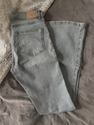 Grå jeans  - I super bra skick säljer eftersom det inte kommer till användning 💕