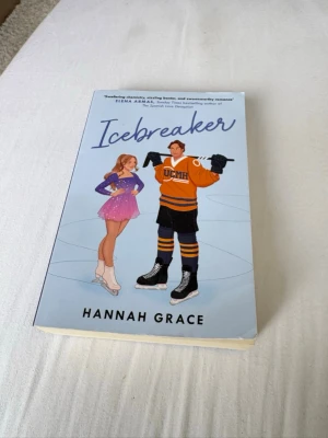 Icebreaker boken  - Icebreaker av Hannah Grace. På engelska!