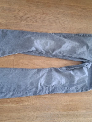 Bootcut jeans  - Grå low waist bootcut jeans från gina