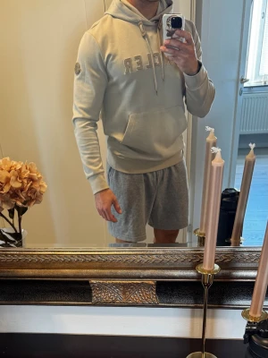 Beige Moncler hoodie - Använd fåtal gånger.. fick i present..  180/87