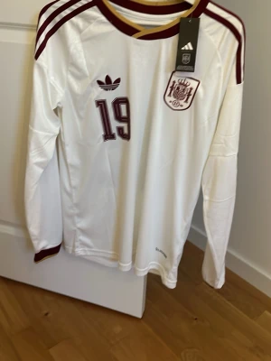 Vm 2026 longsleeve, Lamine Yamal #19 bortaställ - Helt ny Lamine Yamal långärmad tröja från årets vm vinst. Säljer då den ej passar och inte går att lämna tillbaka. Den är storlek S men passar dig i storlek M.