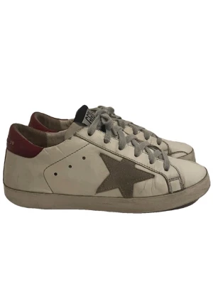 Golden Goose Skor - Golden goose skor i stl 35. Cond 7/10. Nypris 5999, Vårat pris 1899. Mycket fina o stilrena skor, perfekta till sommaren. Hör av dig vid minsta lilla fundering! 