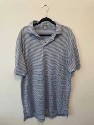 Peter millar pike  - Peter millar piké som är köpt för ett par år sedan i en pga superstore affär i usa. Det är storlek M men sitter mer som L. Hör av dig vid några frågor!