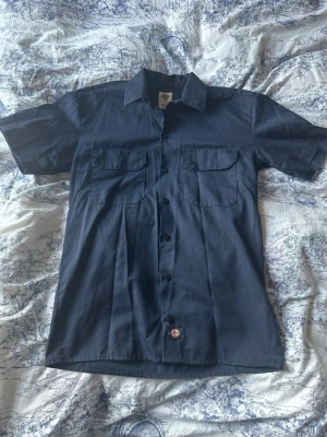 navy work shirt  - sparsamt använd 