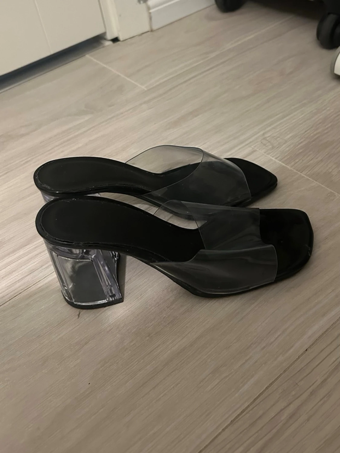 Svarta pumps med transparent klack