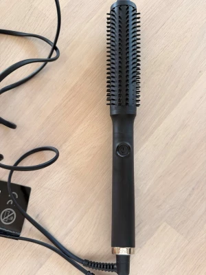 Svart värmeborste från ghd - Värmeborste från ghd. Modell rise. Stylintemperatur 185 grader. Saknar piggar på ett ställe, se bild. Sparsamt använd. 