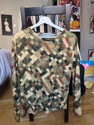 Glittrig unik topp - Jätteunik multifärgat långärmad glittrig topp! Lite lös fit. Är S men skulle säga passar som en M. Jättefint statement piece till hösten! Använt några fåtal gånger! 💛💛💛