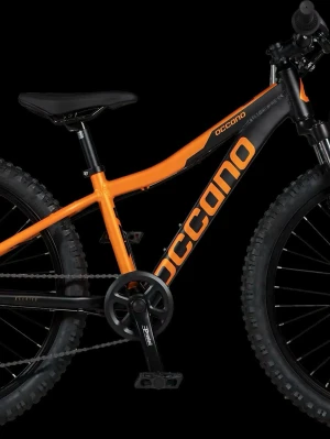 Svart och orange cykel från Occano - Säljer en snygg mountainbike från Occano i svart och orange. Cykeln har grova däck, sportig ram och tydlig logga på sidan. Perfekt för dig som gillar att cykla i terräng eller bara vill ha en cool cykel till vardagen har bara typ 3 schrathes och är en x24 är helt bra och fin och har ingen annan problem