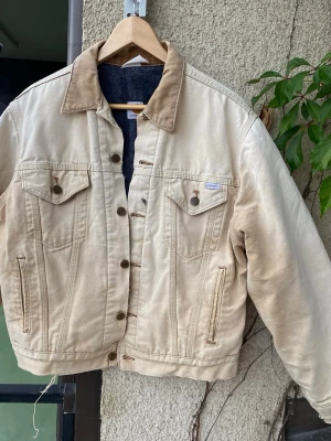 Carhartt trucker jacka distressed blanket lined  - Otroligt cool vintage Carhartt-jacka i kraftig canvas med ljusbrun manchesterkrage och randigt filtfoder på insidan. Den har ett fantastiskt, naturligt slitage som ger den en snygg distressed look. Ca Herr M, Armhåla till armhåla: 58 cm Hör gärna av er vid frågor!