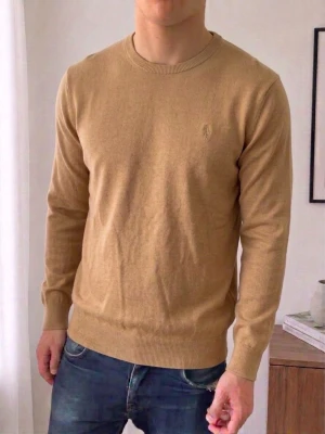 Ralph Lauren Kashmir tröja - Säljer en sjukt fet tröja från Ralph Lauren i färgen beige. Tröjan är även gjord i Kashmirblandning. Tröjan är i bra skick då den har varit väl omhändertagen och är i L men sitter mer som M. Hör gärna av er vid frågor elr funderingar!!