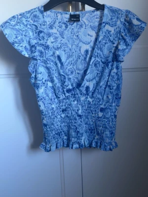 Blå topp Gina Tricot - Söt blå blus från Gina Tricot i storlek XXS. Använd fåtal gånger i ett bra skick!