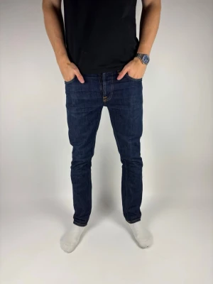 Nudie jeans grim tim - Storlek: W31 (40cm), L32(98cm) || Skick: Mycket bra skick|| Nypris: Ca 1500kr || Följ för liknande produkter 🌊🍾