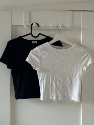 T-shirts  - Svart och vit T-shirts ifrån H&M divided Bra skick Svart storlek M, Vit storlek S men d ingen står skillnad mellan dom storleksmässigt 