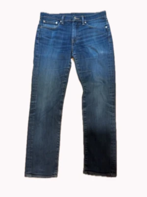 Levis jeans - Blåa fina Levis 511  jeans i rak modell i storlek 31/30. Jeansen är i ett bra skick. Pris ej hugget i sten bara att höra av sig vid fundering.