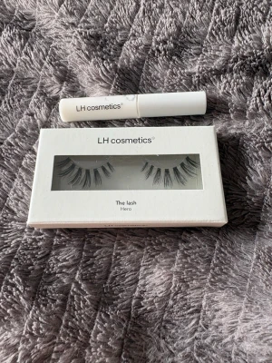 LH cosmetics lösögonfransar & lim - LH cosmetics The Lash Hero + The Adhesive Clear  Säljer LH cosmetics lösögonfransar i modellen Hero tillsammans med det transparenta franslimmet The Adhesive Clear. Ej öppnade så Fint skick, säljs tillsammans. Perfekt för dig som vill ha naturliga fransar med extra volym.