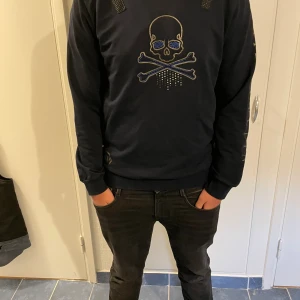 Mörkblå Philipp Plein sweatshirt - As fet Philip plein hoodie som ej kommer till användning, på ryggen står det xl men den sitter snarare som m, 