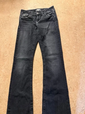 Svarta bootcut jeans från Gina Tricot - Säljer ett par svarta bootcut jeans från Gina Tricot i storlek 164. Jeansen har klassisk femficksmodell, knapp- och dragkedjestängning samt uppsprättade inte slitna! För att göra jeansen längre. Perfekta för dig som gillar en avslappnad men trendig look.