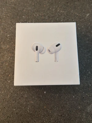  AirPods låda  - Säljer ett par Apple AirPods Pro, trådlösa in-ear hörlurar i vit färg. De har en stilren och kompakt design med silikonproppar för bra passform. Perfekta för dig som vill ha grymt ljud och smidig anslutning till din iPhone eller andra Apple-enheter.