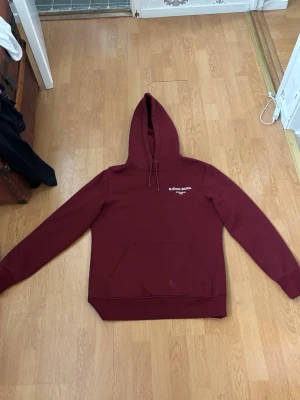 Vinröd hoodie från Björn Borg - Säljer en vinröd hoodie från Björn Borg med klassisk luva. Hör av dig vid frågor