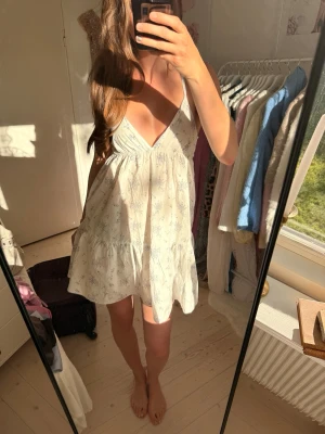 Blommig mini sommarklänning - Supersöt sommarklänning med snörning i ryggen, helt oanvänd endast testad, slutsåld 